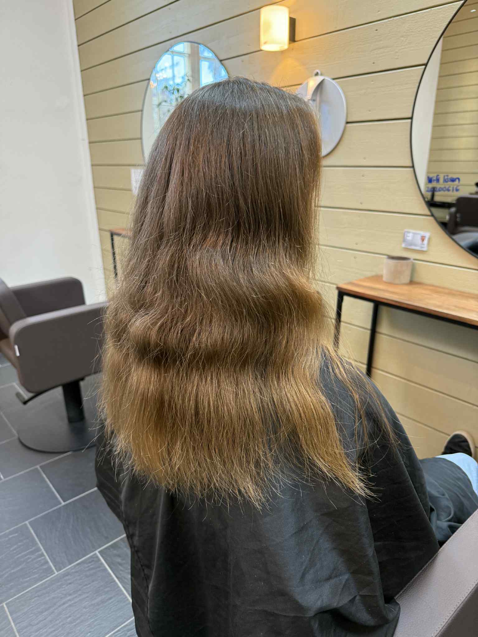 H&aring;r f&ouml;re slingor och klippning, utan golden pearl-blonda toner.