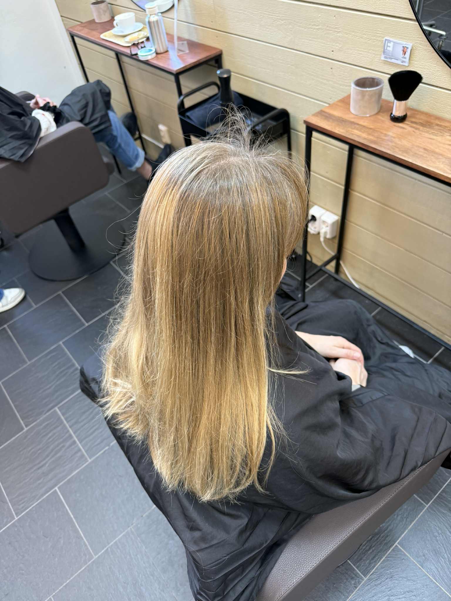 H&aring;r f&ouml;re slingor och balayage, utan peachy pink-ton.