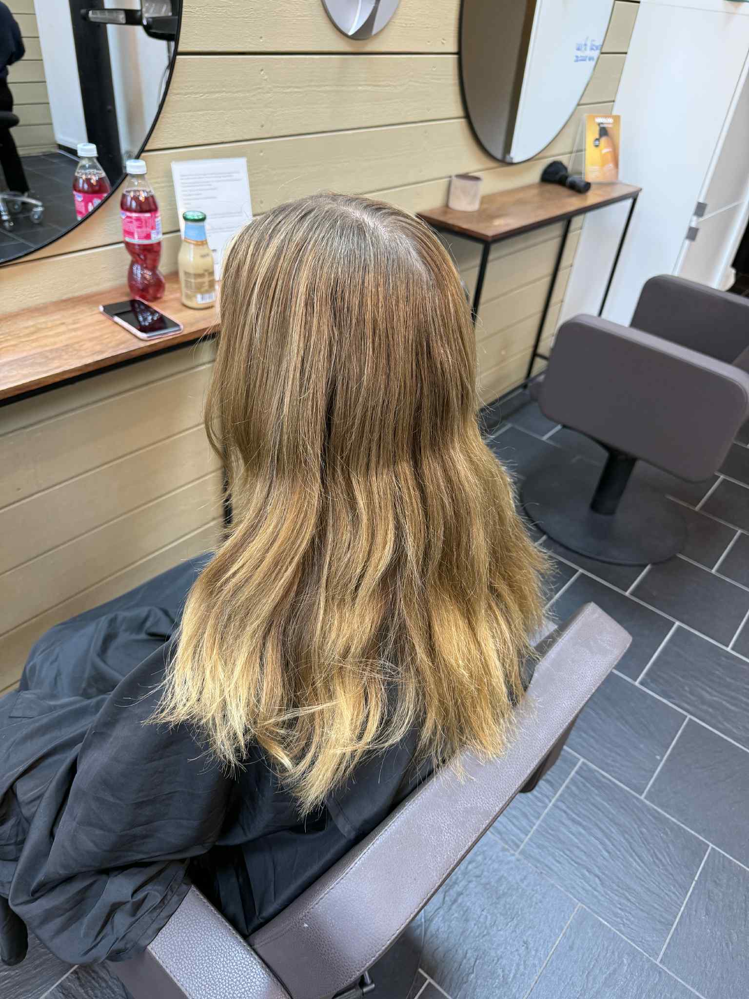 H&aring;r f&ouml;re f&auml;rgning och klippning, utan koppartoner och layers.