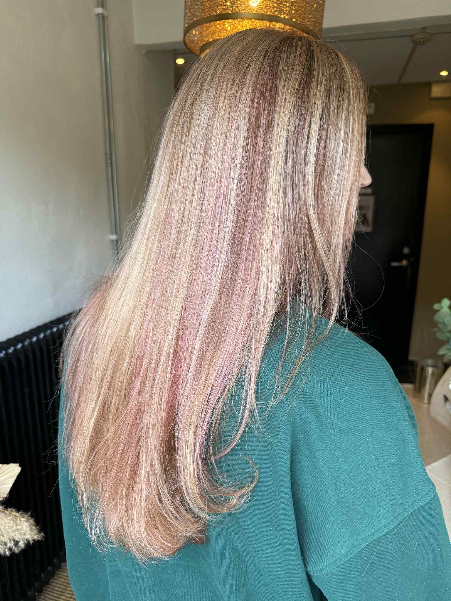 Pastellrosa candy-inspirerat h&aring;r med ljusa slingor och effektstr&aring;k som poppar.