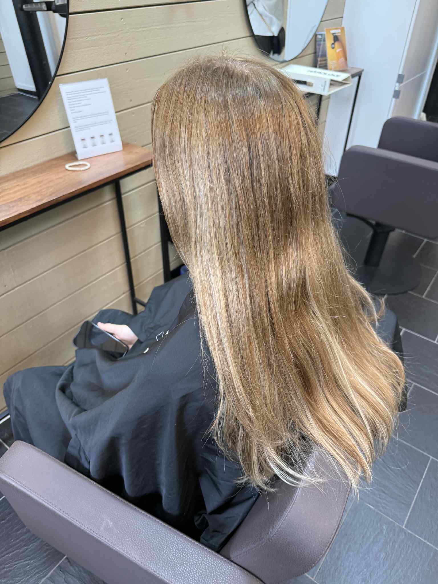 H&aring;r f&ouml;re slingor och pastellinf&auml;rgning, utan rosa toner.