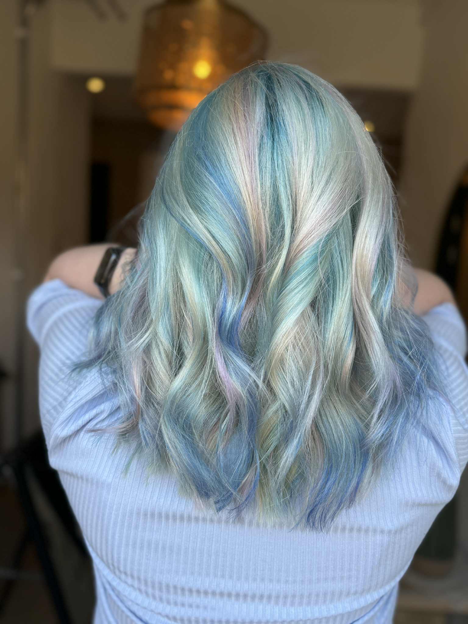 Färgstarkt unicorn hair med blekt utväxt och kreativ infärgning i flera nyanser.