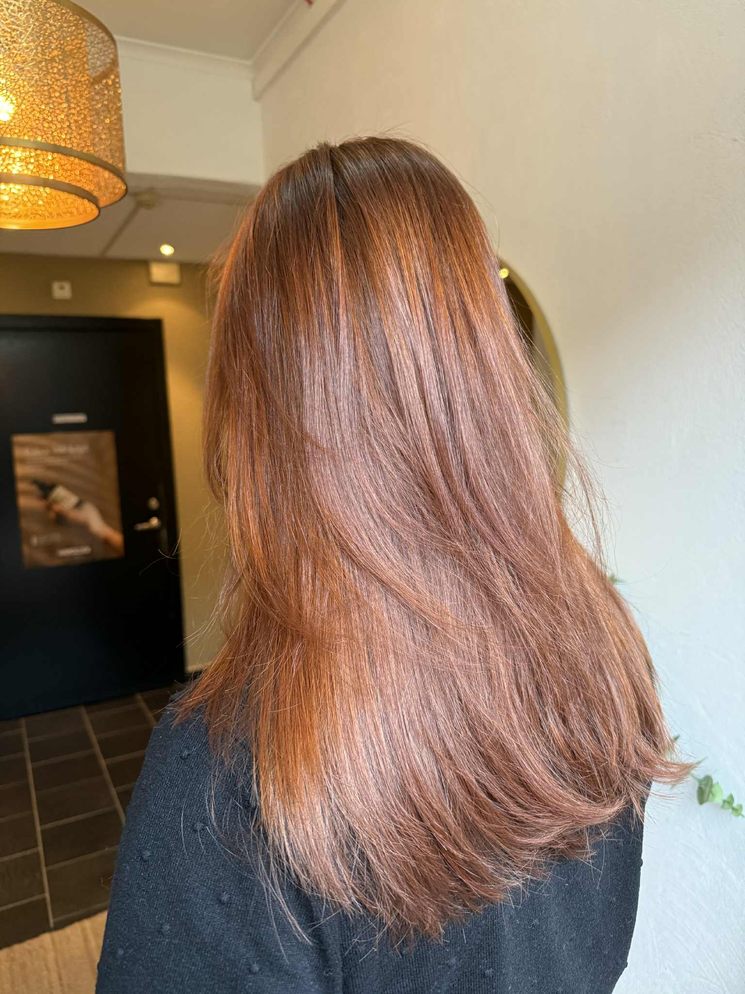 Glödande kopparrött hår med jämn färg och klippning som framhäver formen.