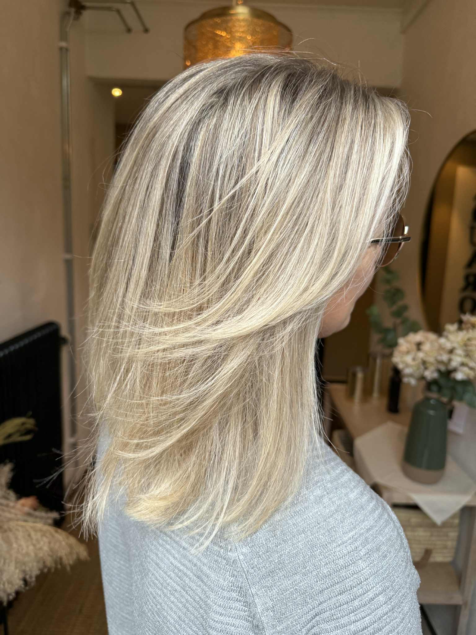 Ljusare h&aring;r med tunna babylights, mjuk nyansering och ett s&ouml;ml&ouml;st, naturligt resultat.