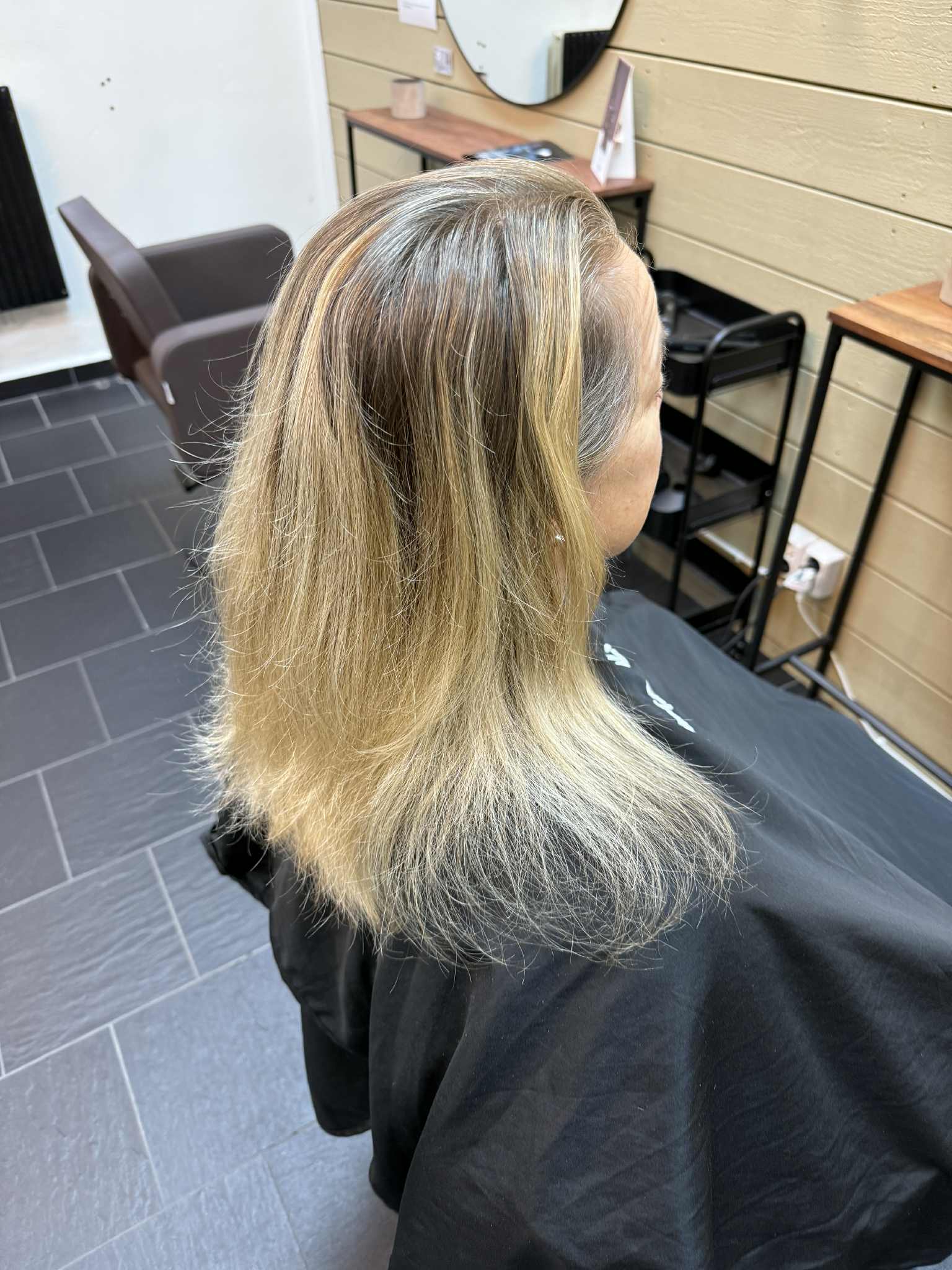 H&aring;r f&ouml;re babylights, klippning och nyansering, utan ljusare skiftningar.